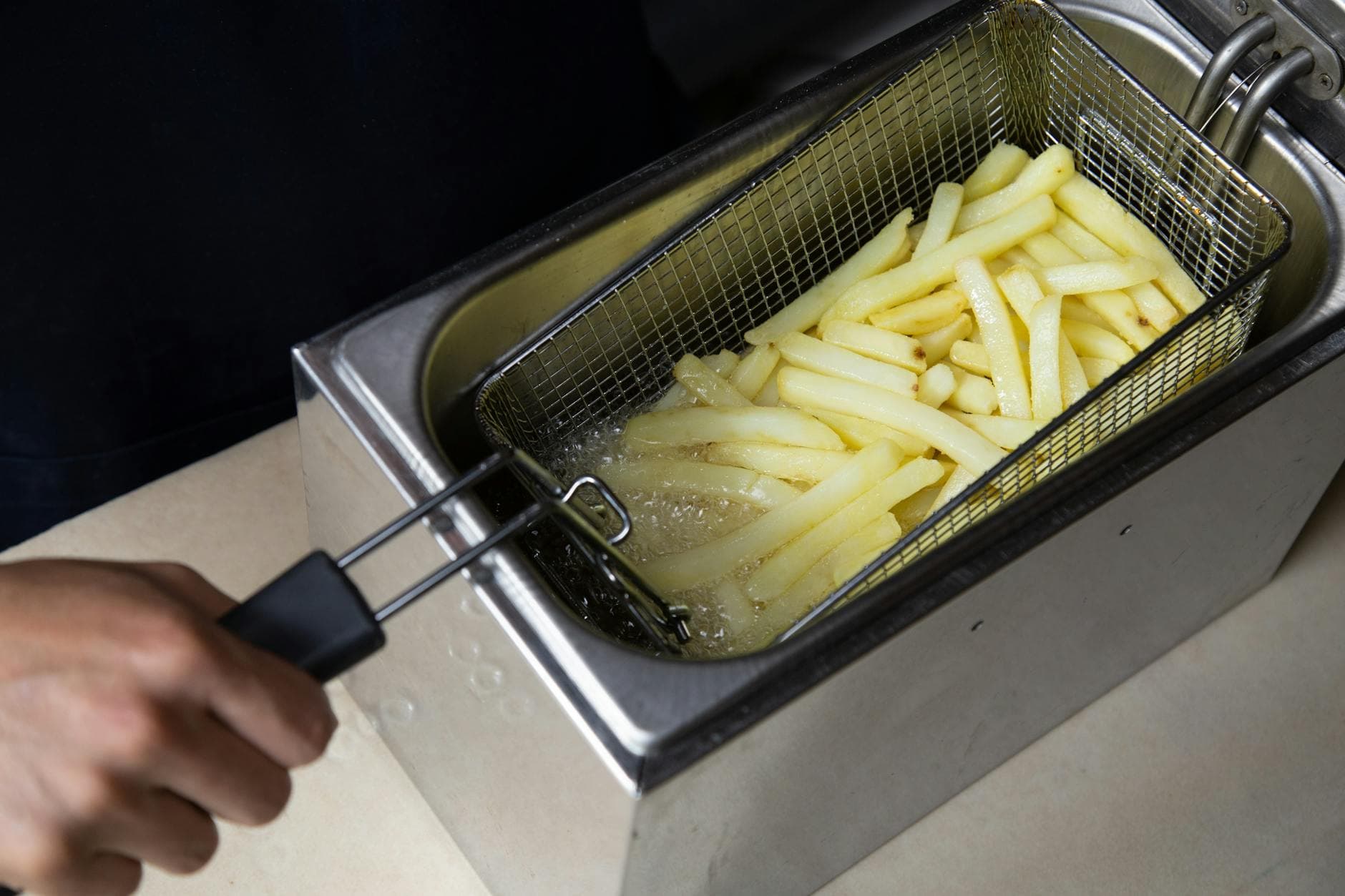 Näin teet airfryer-ranskalaiset, jotka maistuvat oikeasti friteeratuille