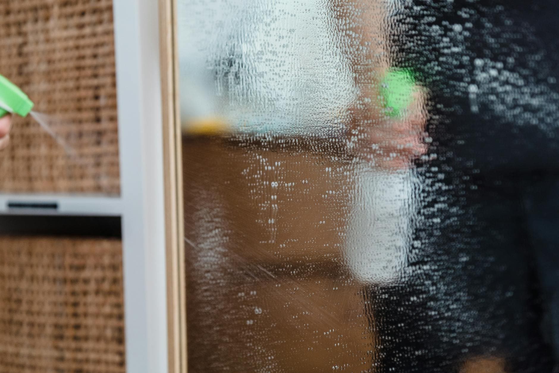 3 aineksella tekemäsi puhdistussuihke korvaa kaupan kemikaalit